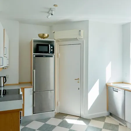 4 Bedroom Apt Close To Cph Zoo & City Centre *
