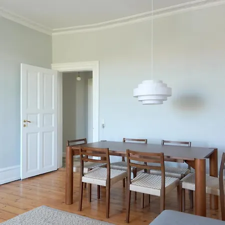 4 Bedroom Apt Close To Cph Zoo & City Centre Apartment *